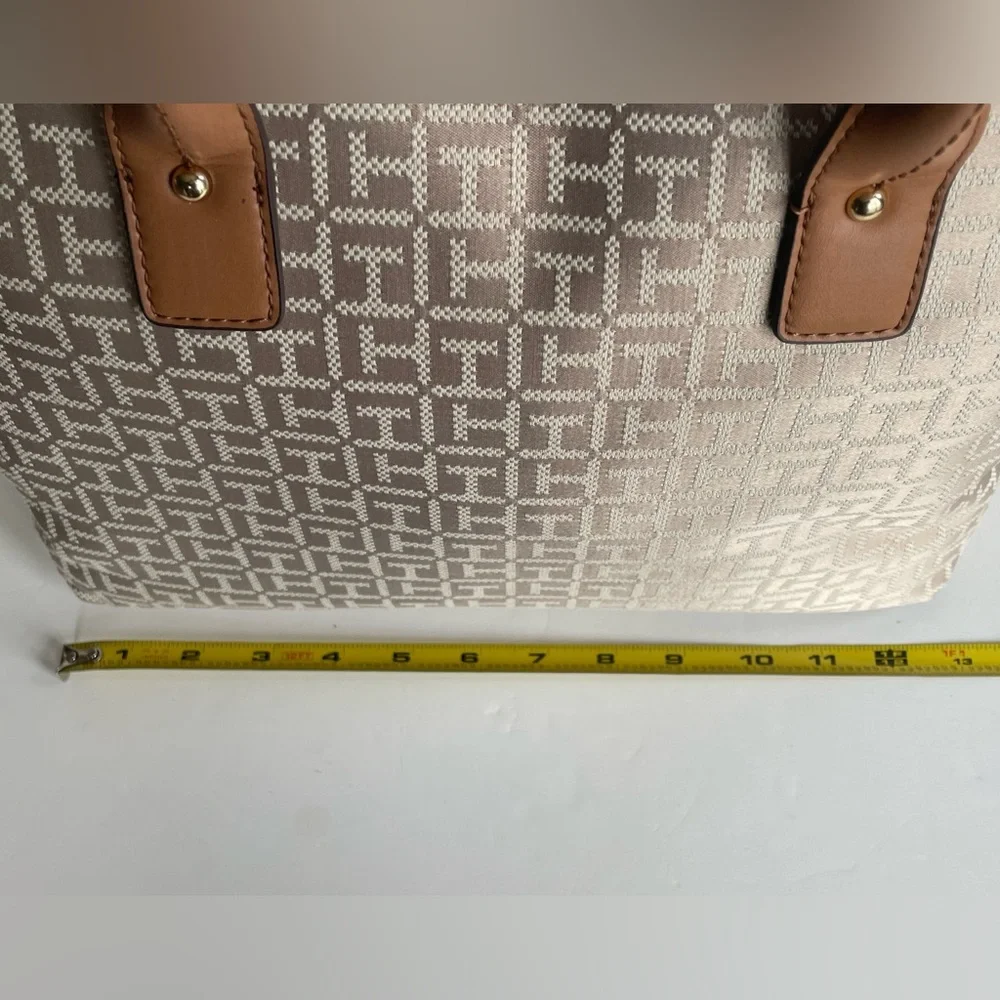 Tommy Hilfiger Beige Signature Logo Handbag Purse Satchel w Crossbody Strap
